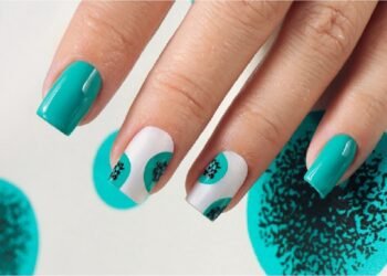 how long should acrylic nails last